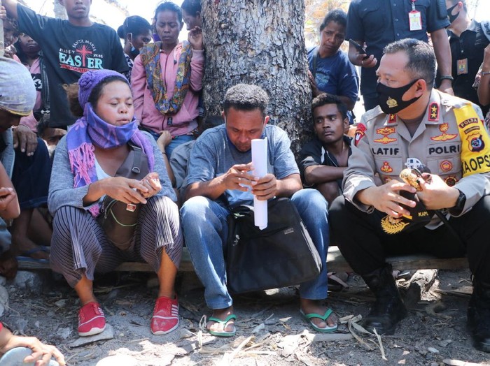 Kapolda NTT Irjen Lotharia Latif berdialog dengan warga Besipae perihal sengketan lahan Pemprov NTT