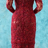 Kebaya dengan garis leher persegi itu tampak megah dan cantik dengan detail bordir dan full payet. Foto: Instagram/@lxemoments