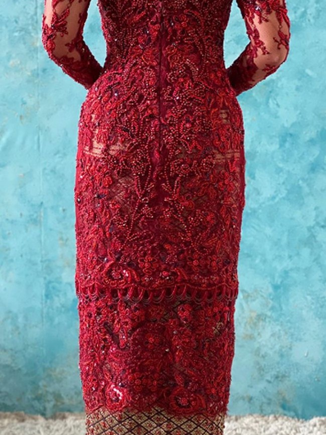 Kebaya dengan garis leher persegi itu tampak megah dan cantik dengan detail bordir dan full payet. Foto: Instagram/@lxemoments