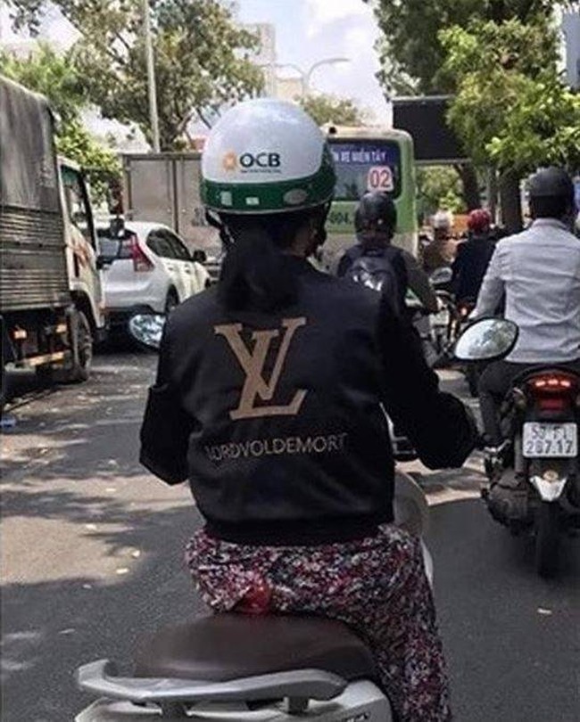 Lambangnya sih udah bener nih, tapi kayaknya singkatannya salah deh. Atau mungkin sekarang singkatannya memang sudah diubah jadi Lord Voldermort ya? Foto: Instagram/@sukijan.id