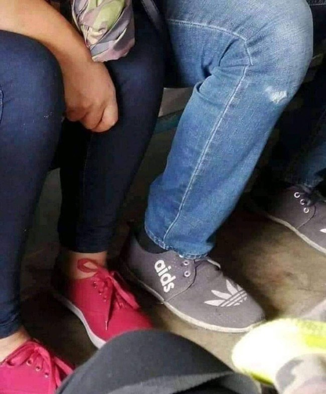 Kalau tulisan di sepatunya kayak gini sih kayaknya mau pamer juga jadi malu ya.. Foto: Instagram/@receh.id