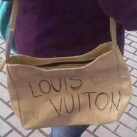 Niatnya sih ingin pamer tas dari merek mahal, tapi apa daya jika uang di kantong tak sampai. Foto: Twitter/@ladazaa