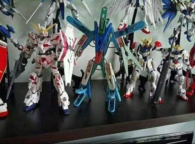 Gundam versi murah nih. Kreatif sih bisa bikin dari jepit jemuran. Kamu bisa nggak? Foto: Instagram/@humorsantuy