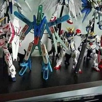 Gundam versi murah nih. Kreatif sih bisa bikin dari jepit jemuran. Kamu bisa nggak? Foto: Instagram/@humorsantuy