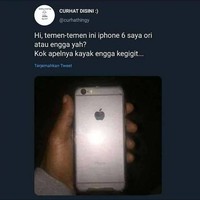 Nah gini nih jadinya kalau beli HP niatnya hanya untuk pamer. Carinya harga semurah mungkin, tapi kualitasnya ala kadarnya. Jadi gagal pamer deh karena lambang iPhonenya apel utuh. Foto: Twitter/@curhathingy