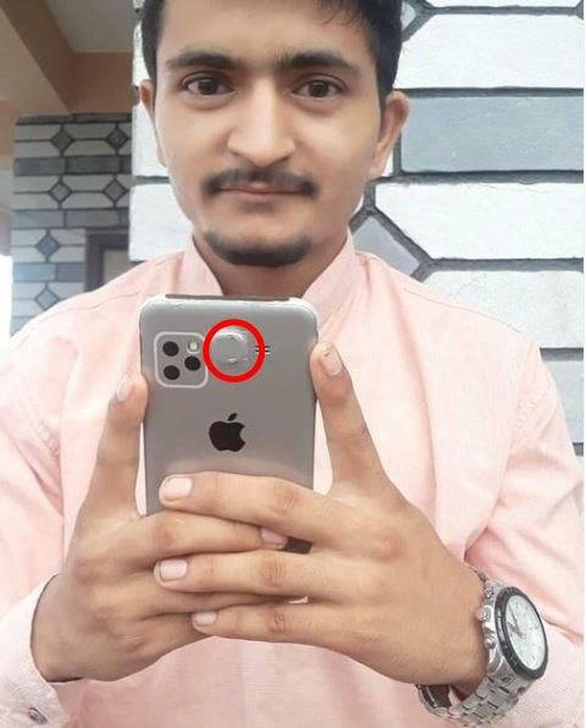 Maksud hati ingin pamer punya iPhone biar keren, tapi sepertinya kok ada yang janggal ya? Foto: Instagram/@id.dagelan