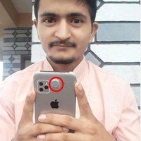 Maksud hati ingin pamer punya iPhone biar keren, tapi sepertinya kok ada yang janggal ya? Foto: Instagram/@id.dagelan