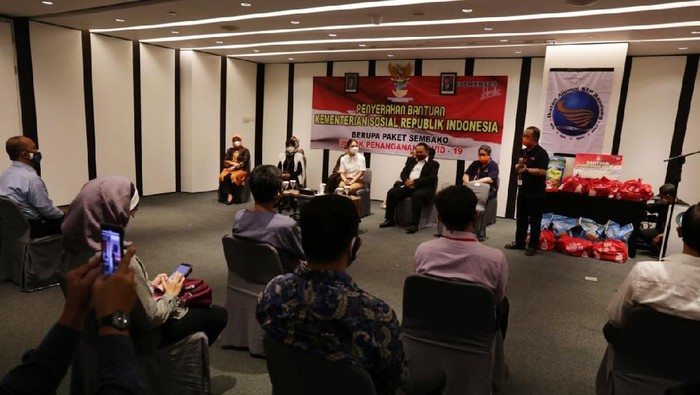 Kemensos Salurkan Sembako untuk Karyawan Hotel Terdampak COVID-19 Kementerian Sosial menyerahkan bansos sembako presiden kepada karyawan hotel terdampak COVID-19. Bansos diserahkan oleh Penasihat Dharma Wanita Persatuan Kemensos Grace Batubara.