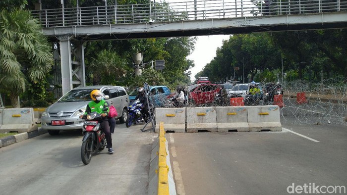Kendaraan yang melintas Jl Medan Merdeka Barat dialihkan ke busway jelang demo.