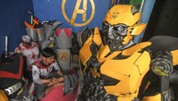 Perajin menyelesaikan pembuatan kostum robot tokoh Bumblebee dalam film Transformers di rumah produksi Purba Kostum, Depok, Jawa Barat, Jumat (16/10/2020).