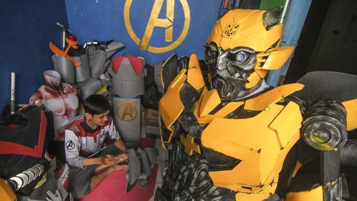KERAJINAN KOSTUM ROBOT Perajin menyelesaikan pembuatan kostum robot tokoh Bumblebee dalam film Transformers di rumah produksi Purba Kostum, Depok, Jawa Barat, Jumat (16/10/2020). Kerajinan kostum karakter robot tersebut dijual seharga Rp1 juta hingga Rp6 juta per unit tergantung tingkat kerumitan dan dipasarkan melalui sistem daring. ANTARA FOTO/Asprilla Dwi Adha/wsj.