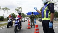 Mal dan restoran, yang mulai terisi kembali dalam empat bulan terakhir tetap buka tetapi banyak yang kosong. Volume jalanan juga cenderung sepi karena Pihak berwenang memasang pembatas jalan untuk menghalangi perjalanan kendaraan.