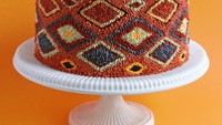 Motif-motif permadani ini ia buat dalam rangka kolaborasinya bersama Elle Decor edisi Oktober 2020. Tak hanya persegi panjang, Alana juga membuat motif permadani di atas kue berbentuk bundar. Foto: Instagram @alanajonesmann