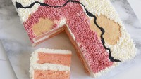 Kue cantik lainnya dibuat dengan paduan warna cream, merah muda, hitam, dan putih. Bagian dalam kuenya bercita rasa stroberi dan krim vanila. Foto: Instagram @alanajonesmann