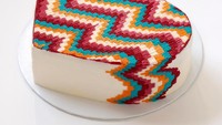Alana juga kerap membuat kue bermotif tribal dengan loyang berbentuk hati. Cocok diberikan untuk orang terkasih. Foto: Instagram @alanajonesmann