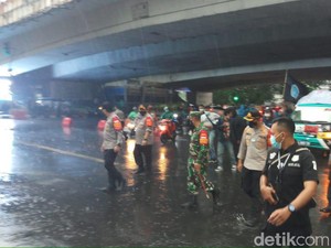 Hujan Turun, Massa yang Demo-Bakar Ban di Flyover Kuningan Jaksel Bubar
