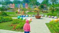 Mengusung konsep bergaya Eropa, taman wisata tersebut juga menghadirkan latar bangunan rumah bergaya Belanda (mahonibangunsentosa/Instagram)