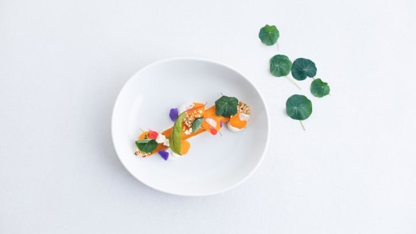 Dalam usaha bisnis terbaru, maskapai penerbangan Finlandia ini mulai menjual makanan siap saji yang terinspirasi dari penawaran di kelas bisnis. Lokasi penjualannya di toko bahan makanan di Kota Vantaa, Finlandia.