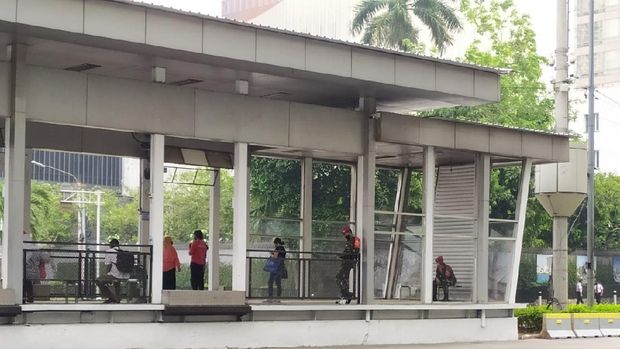 Marinir bersiaga di Halte TransJakarta Sarinah jelang demonstrasi mahasiswa menolak omnibus law, Jumat (16/10).