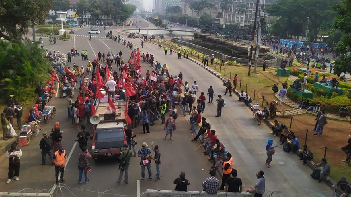 Massa SRMI Gabung dengan Mahasiswa Demo Tolak Omnibus Law di Patung Kuda