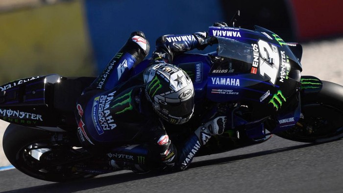 LE MANS, FRANCE - OCTOBER 10:   Maverick Vinales of Spain and Monster Energy Yamaha MotoGP Team rounds the bend during the MotoGP of France: Qualifying at Bugatti Circuit on October 10, 2020 in Le Mans, France. (Photo by Mirco Lazzari gp/Getty Images)