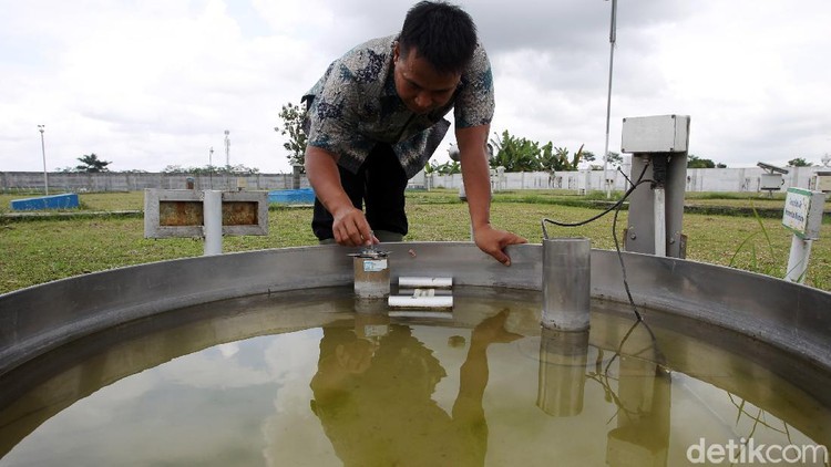 Melihat Alat Pemantau Cuaca di Stasiun Klimatologi Yogyakarta Stasiun Klimatologi Yogyakarta terus melakukan pemantauan cuaca dan iklim. Ini dia peralatan yang digunakan untuk melakukan pemantauan cuaca dan iklim.