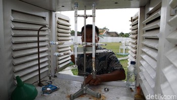 Petugas memeriksa sangkar meteorologi yang berfungsi mengecek perubahan suhu udara setiap jamnya. (Pius Erlangga/detikcom)