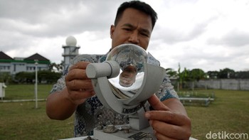 Campbell stokes untuk mengukur lamanya penyinaran matahari (Pius Erlangga/detikcom)