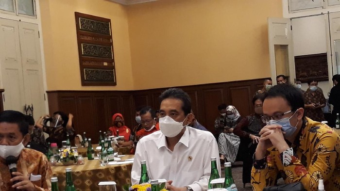 Menteri Perdagangan Agus Suparmanto (tengah-kemeja putih)