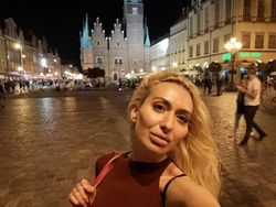 Model Instagram dengan Pipi Paling Besar di Dunia