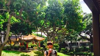 Jalan-jalan ke Hawaii, Nam Joo Hyuk begitu menikmatinya. Ia ditemani segelas minuman dingin. Foto: Instagram skawngur