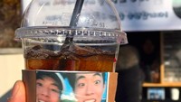 Memegang segelas es kopi, Nam Joo Hyuk menunjukkan label foto dirinya bersama aktor Jisoo. Foto: Instagram skawngur