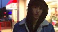 Ini pose keren Nam Joo Hyuk saat di Amerika. Ia yang mengenakan hoodie berpose di depan gerai burger In-N-Out. Foto: Instagram skawngur