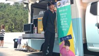 Layaknya aktor Korea lain, pria kelahiran Dong Sam-dong ini kerap mendapat kiriman coffee truck dari penggemarnya. Foto: Instagram skawngur