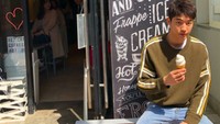 Aktor 26 tahun ini sedang menikmati es krim. Nam Joo Hyuk bahkan mengambil banyak foto dirinya sedang makan ice cone. Foto: Instagram skawngur