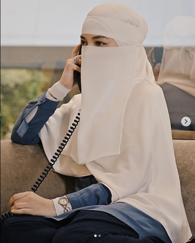 Memakai hijab tak menjadi halangan bagi Neelofa untuk terus berkarya. Dia bahkan kerap didapuk sebagai brand ambassador brand high end. Salah satu brand yang mendapuknya sebagai brand ambassador adalah merek kecantikan Lancome. Setelah bercadar pun dia tetap bisa berkolaborasi dengan brand high end. Seperti fotonya ini, dia berpose dengan produk Swarovski. Foto: Instagram @neelofa