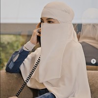 Memakai hijab tak menjadi halangan bagi Neelofa untuk terus berkarya. Dia bahkan kerap didapuk sebagai brand ambassador brand high end. Salah satu brand yang mendapuknya sebagai brand ambassador adalah merek kecantikan Lancome. Setelah bercadar pun dia tetap bisa berkolaborasi dengan brand high end. Seperti fotonya ini, dia berpose dengan produk Swarovski. Foto: Instagram @neelofa