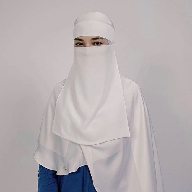 Dalam wawancara dengan Harian Metro, Neelofa tak banyak berkomentar mengenai perubahan penampilannya yang kini bercadar. Tolong doakan saya, seseorang yang banyak salah, agar tetap teguh untuk memperbaiki diri dan menjalani hari-hari ke depannya. Tolong juga doakan agar perjalanan baru saya ini diridhoi Allah SWT dan mendapat kedamaian, ujar artis 31 tahun itu.Foto: Instagram @neelofa