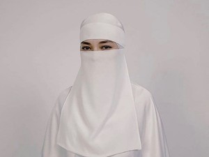 Artis Bercadar Rilis Sandal Muslim Friendly, Dituding Kapitalisasi Islam