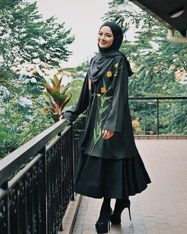 Neelofa dikenal sebagai seorang artis dan pengusaha sukses asal Malaysia. Dia memiliki bisnis hijab bernama Naelofar Hijab. Pada 2017 sosoknya pernah masuk dalam daftar Forbes 30 Under 30 Asia. Foto: Instagram @neelofa