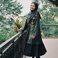 Neelofa dikenal sebagai seorang artis dan pengusaha sukses asal Malaysia. Dia memiliki bisnis hijab bernama Naelofar Hijab. Pada 2017 sosoknya pernah masuk dalam daftar Forbes 30 Under 30 Asia. Foto: Instagram @neelofa