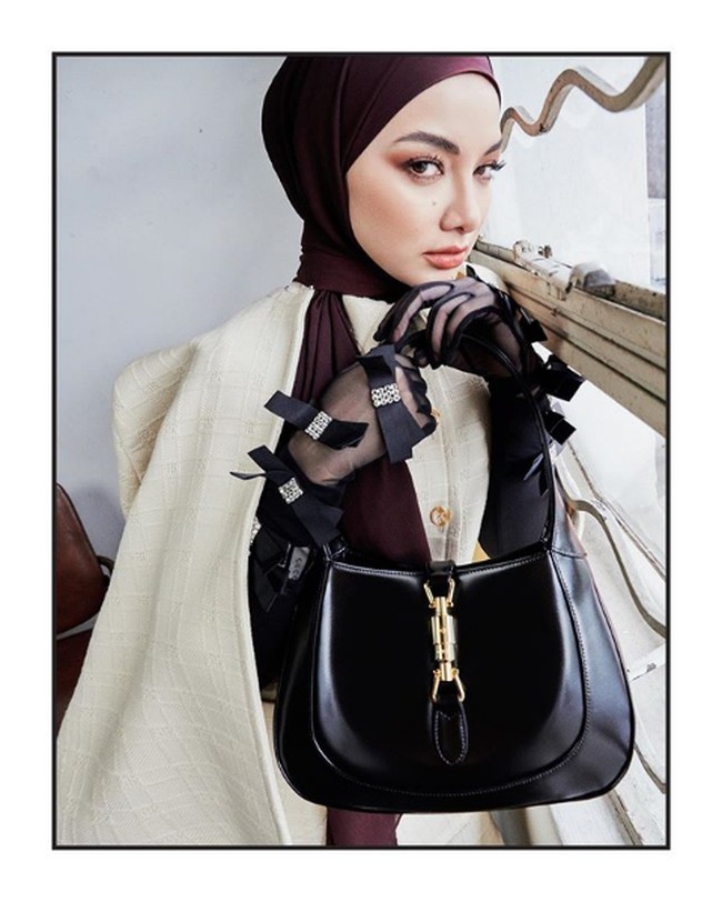 Neelofa sebelumnya pernah menjadi atensi saat merilis produk hijab di sebuah pub. Namun, ia sudah meluruskan kesalahpahaman bahwa tidak ada produk alkohol maupun makanan non halal dalam acara itu. Foto: Instagram @neelofa