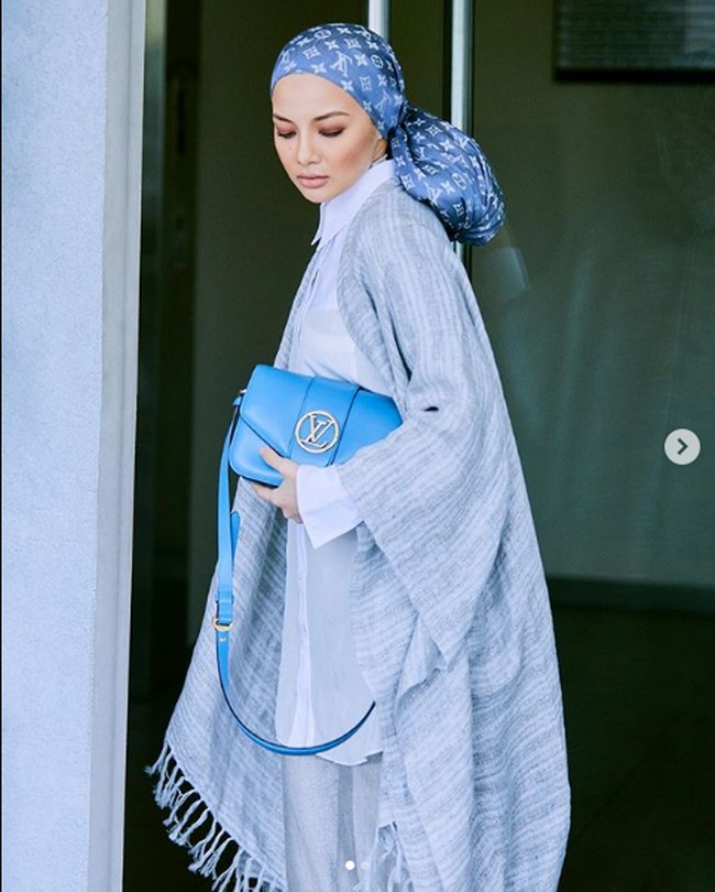 Neelofa juga dikenal sebagai salah satu hijabers Malaysia yang kerap diundang brand fashion high end untuk menonton fashion week dunia. Dia juga kerap melakukan pemotretan kolaborasi dengan merek mahal seperti Louis Vuitton, Fendi, Gucci dan Chanel. Foto: Instagram @neelofa