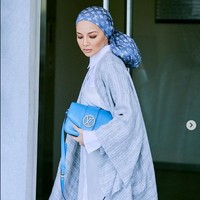 Neelofa juga dikenal sebagai salah satu hijabers Malaysia yang kerap diundang brand fashion high end untuk menonton fashion week dunia. Dia juga kerap melakukan pemotretan kolaborasi dengan merek mahal seperti Louis Vuitton, Fendi, Gucci dan Chanel. Foto: Instagram @neelofa