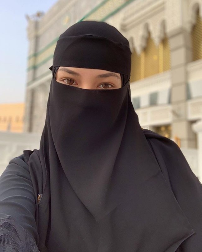 Neelofa sudah mengunggah dua foto penampilannya memakai cadar. Netizen pun ramai berkomentar di akun Instagramnya. Salah satunya aktris Indonesia, Laudya Cynthia Bella. Bismillah, Semoga istoqomah @neelofa Hugs solehah masyaAllah, begitu Bella memuji Neelofa. Foto: Instagram @neelofa