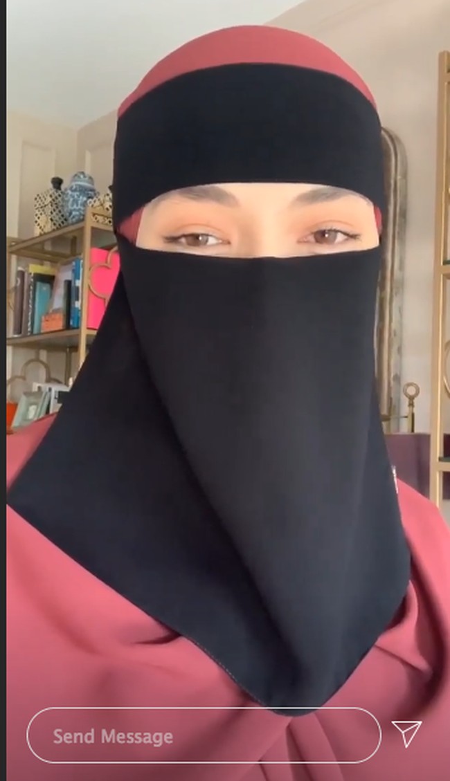 Neelofa yang membintangi film dan serial televisi itu baru saja mengunggah perubahan penampilannya di akun Instagramnya. Dia kini memutuskan untuk memakai cadar. Foto: Instagram @neelofa