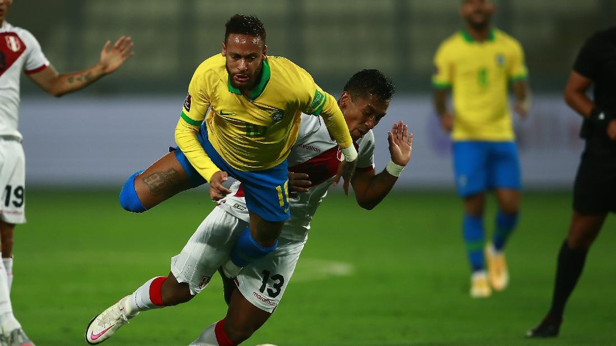Neymar dituding banyak melakukan diving di laga Peru vs Brasil. (Foto: Getty Images/Daniel Apuy)