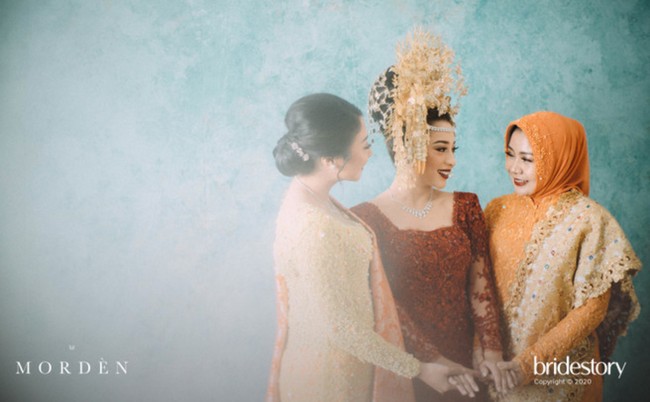Pertama kali-nya make up in @nikitawillyofficial94 dan langsung di hari pernikahannya, terima kasih sayang buat kepercayaannya 😘 Selamat ya Nikita dan Indra 💕, tulis Marlene. Foto: David Salim Photography via Bridestory