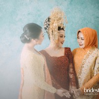Pertama kali-nya make up in @nikitawillyofficial94 dan langsung di hari pernikahannya, terima kasih sayang buat kepercayaannya 😘 Selamat ya Nikita dan Indra 💕, tulis Marlene. Foto: David Salim Photography via Bridestory