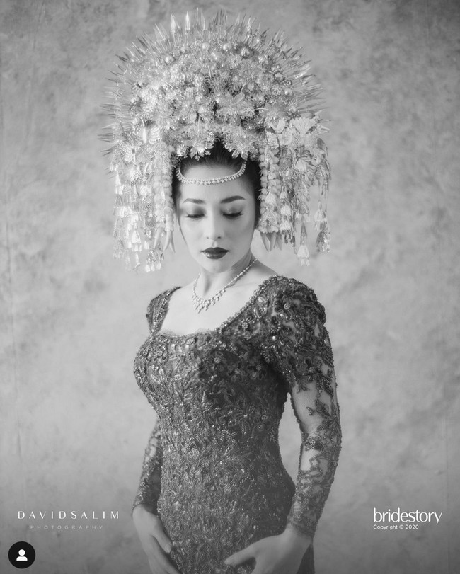 Ia mempercayakan wajahnya dipercantik oleh makeup artist Marlene Hariman. Ini merupakan pertamakalinya perias kondang langganan selebriti itu mendandani Nikita Willy. Foto: David Salim Photography via Bridestory